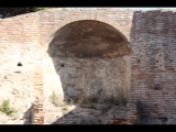 05208 ostia - regio iii - insula xvi - terme della trinacria (iii,xvi,7) - raum 4 - oestlich des frigidariums - nische in der mitte.jpg